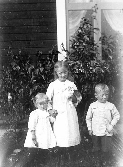 Porträtt av tre okända barn.