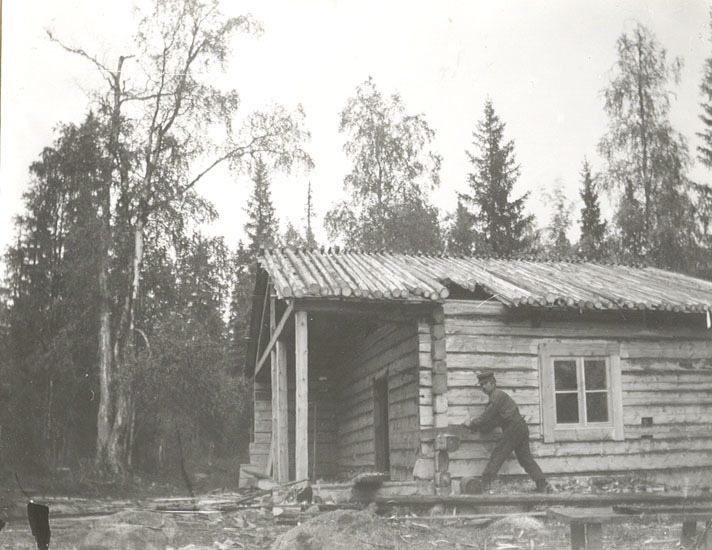 Svartbastun, vid Umeälven 1909. Kojan vid Bussj...