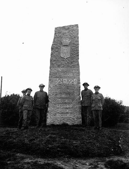 Fem soldater vid en minnessten för Västerbotten...