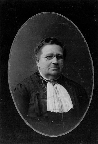 Eva Pethersson vid arbetsstugan i Umeå, 1916.