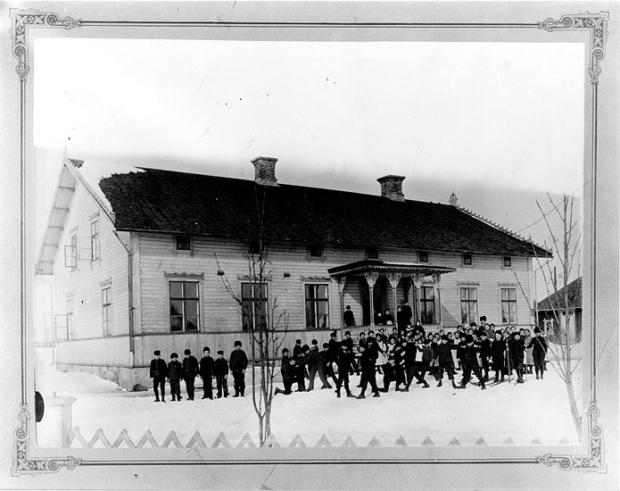 Gamla skolan i Robertsfors, omkring 1904. Till ...