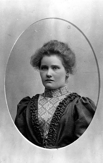 Märta Greta Marcusson, född 1884, dotter till P...