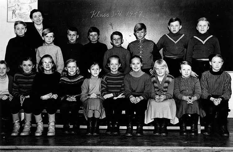 Skolkort från Hälla skola, klass 3-4, 1957. I d...