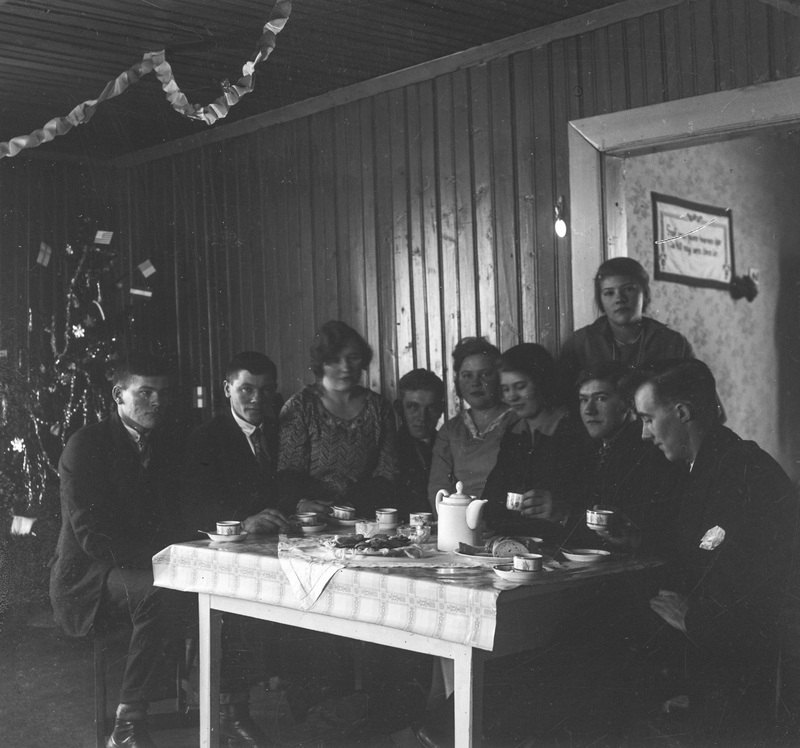 Julfirande i Gardsjönäs. Foto omkring 1929.