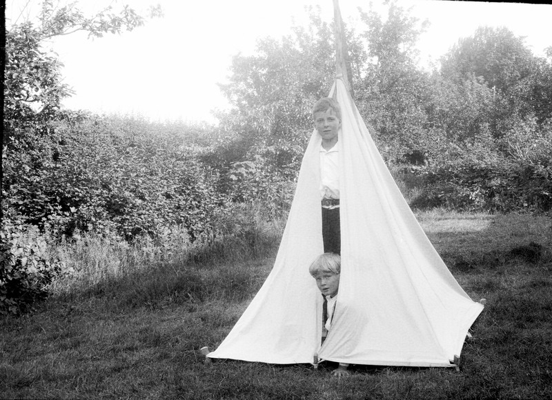 Arrendators pojkar i tält. Rölanda, 1911.