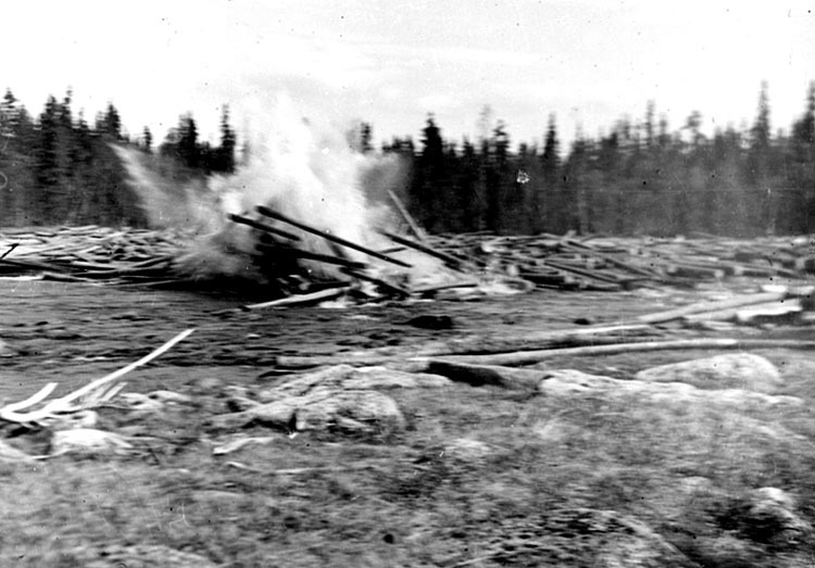 Sprängning av bröt i Mötingselforsen, 1947.