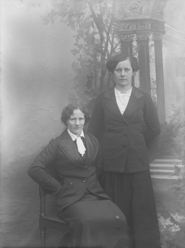 Från vänster: Ester Boström och Olga Norlund, g...