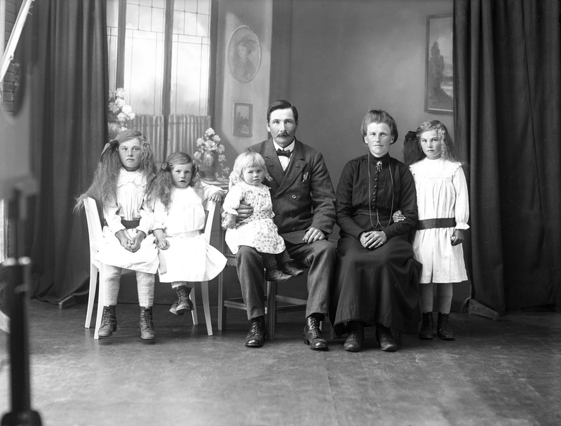 Hemmansägare Ferdinand Jonsson med familj Ledus...