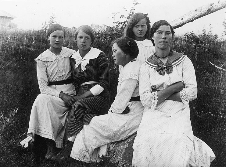 Flickor i Högbränna i 1920-talets början.