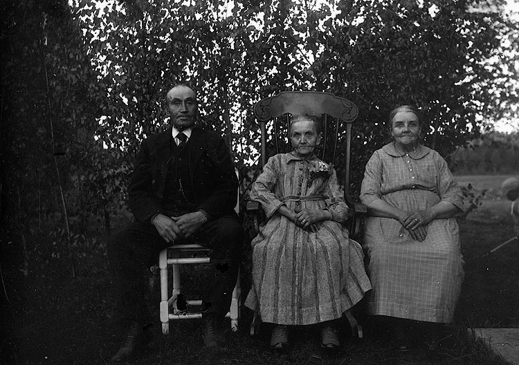 I mitten sitter Matilda Lundmark med sina sysko...