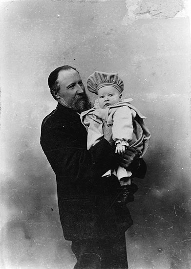 Kapten Oscar Röse med sonen Bertil f. 1899.