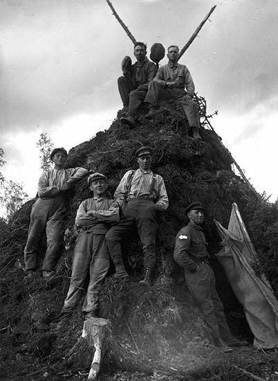 Skogsarbetare vid kolmilan, från vänster John K...