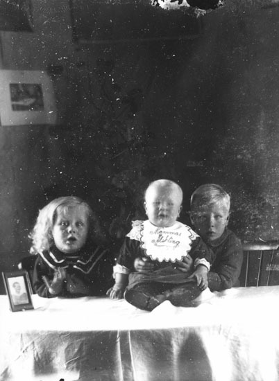 Barn i Svanabyn fotograferade 1922 hos P.O. Per...