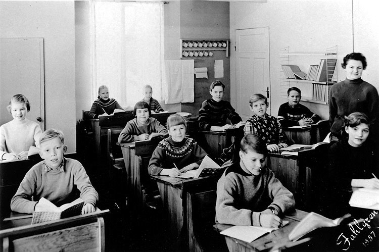 Husbondlidens skola klass 5-6 läsåret 1956-57. ...