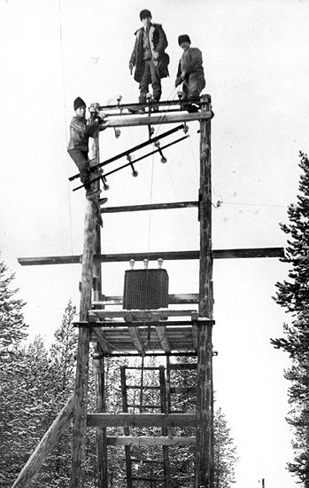 Dragning av elledning i Åskilje år 1923.