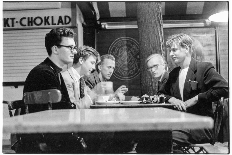 På kafé i Kungsträdgården, Stockholm 1954. Från...