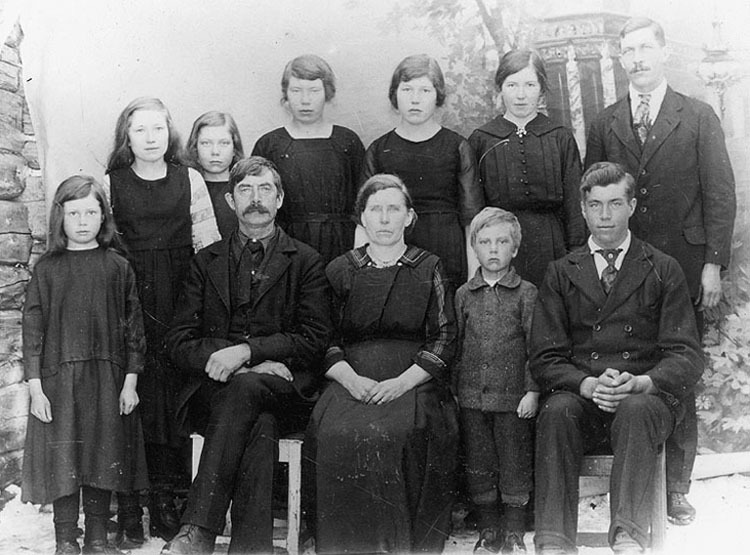 Familjen Grundström som bodde i Nabbnäs-gården....