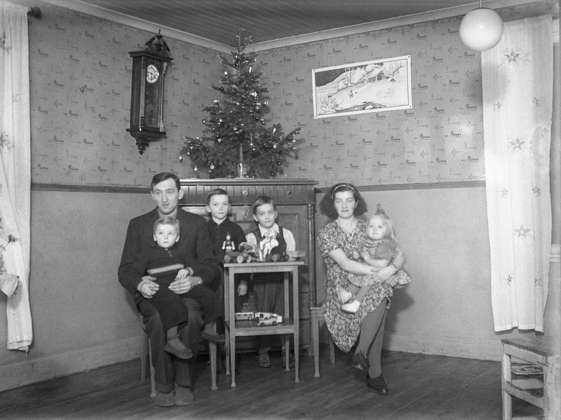 Fällfors 1:5. Från julen 1946. Från vänster: He...