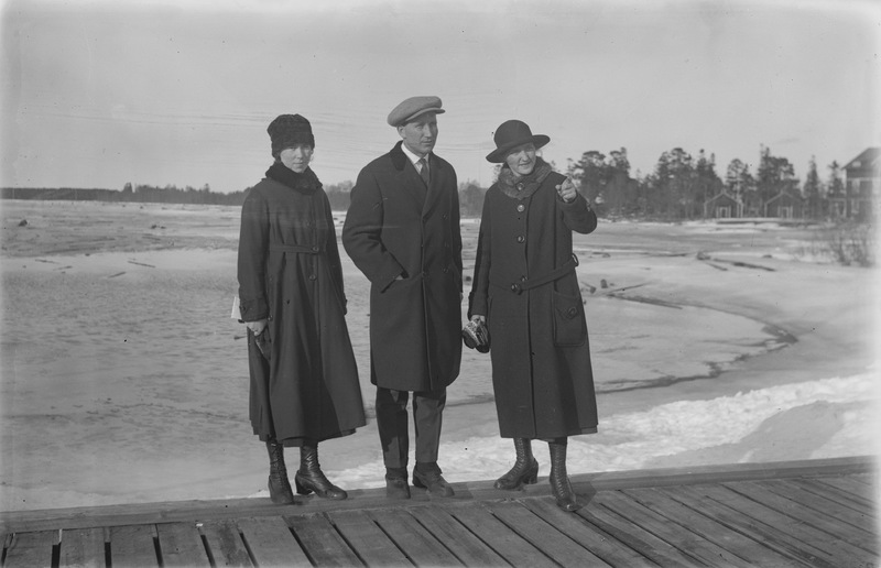 Tre som fotograferats vid bron över Stengrundet.