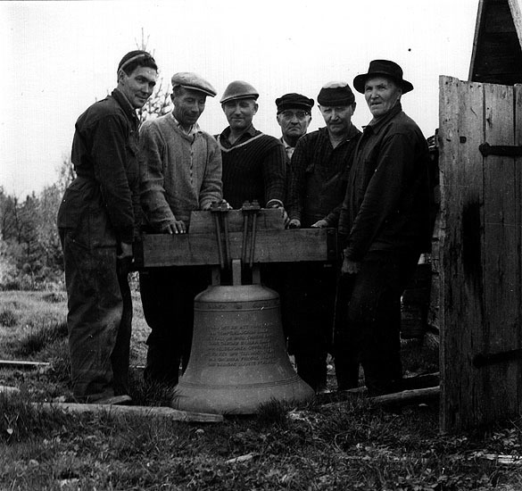 1961 satte man upp en klockstapel i Järvsjö. Kl...