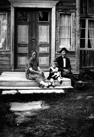 Otto Eriksson med fru Albertina och dottern Jud...