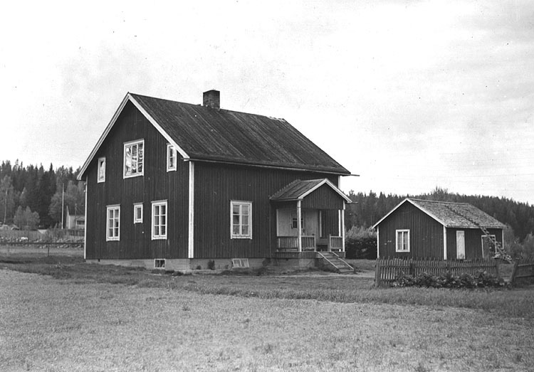 N. R.  Abrahamssons fastighet i Karlsbäck.