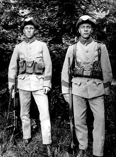 Två soldater i I 20.s uniform.