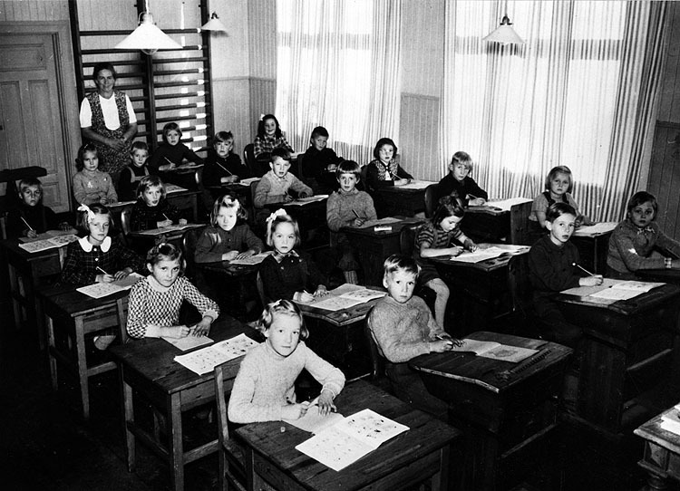 Hälla skolklass 1-2, 1953-54. Lärare Sofia Tjär...