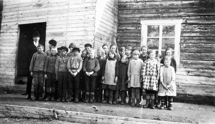 Barn vid missionsskolan med läraren H Granström