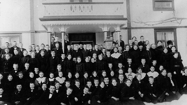 Läsarbarn födda 1891 - 1892 fotade på prästgård...
