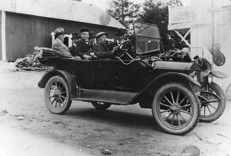 Biltur i Överklinten år 1922. Föraren är Vilhel...