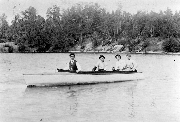 På båttur på Lake Wood i Kenora, Ontario, Canad...