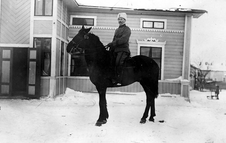 Elof Jonsson, Lögdasund, till häst 1917.