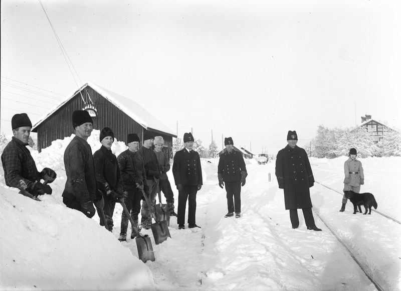 Snöskottning vid Hörnsjö station
