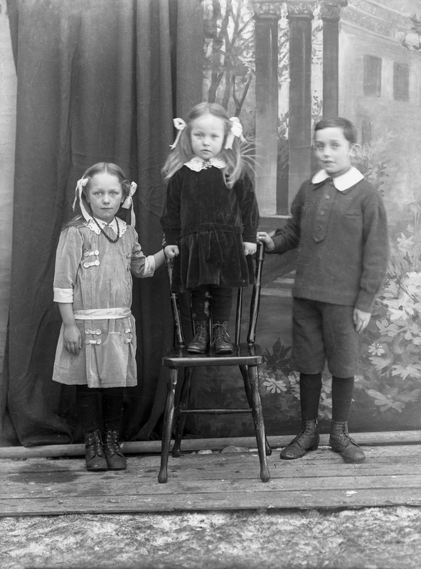 Barn till Hugo och Ester Holmberg (född Lundmark).