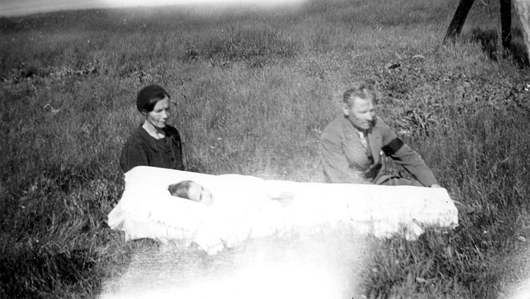 Johan och Maria Björkvall vid dottern Bertas gr...