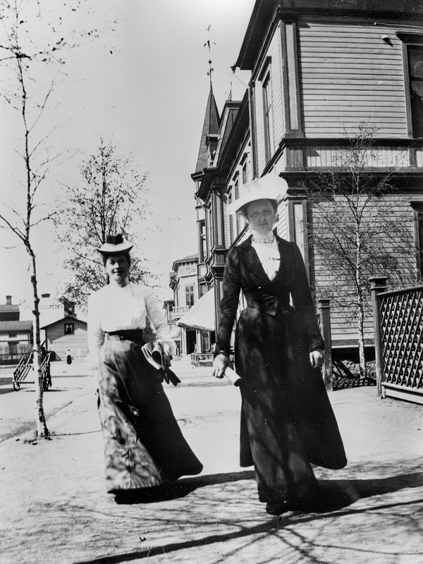 Anna Åfeldt och Alma Behm på gatan 1902.