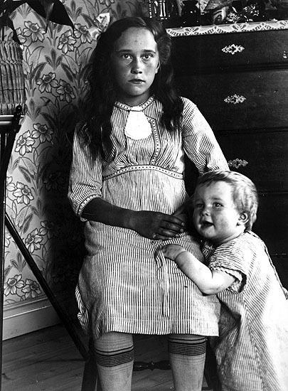 Constance och Gertrud Johansson, Hjuken. Barn t...