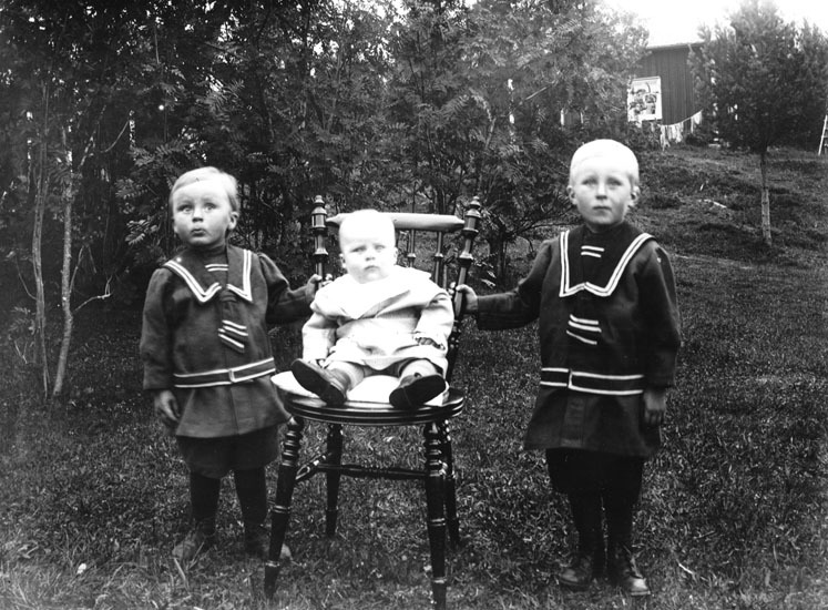 Bröderna Emil, Georg och Viktor, söner till Aug...