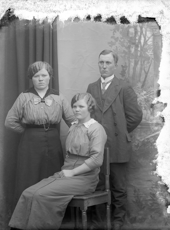 Från vänster: Alexine, gift med Vilhelm Brännlu...