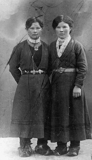Systrarna Anna Alfrida och Maria Nilsson.