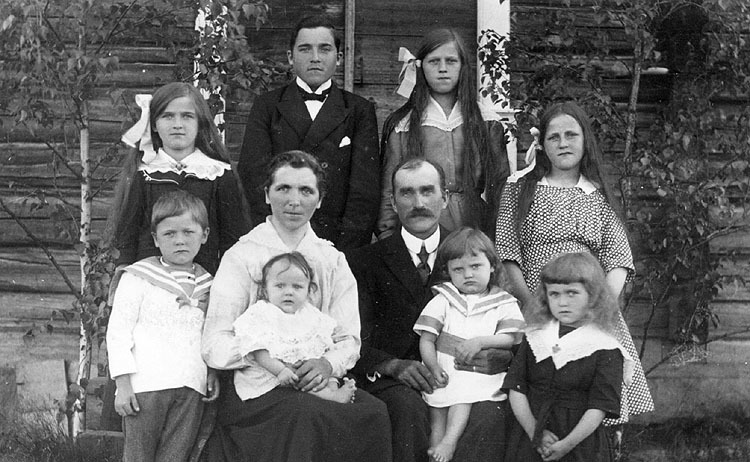 Familjen Engelbert Backman, Bäcknäs, Pausele.