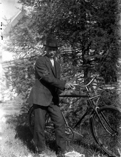 Någon på cykel, 1912.