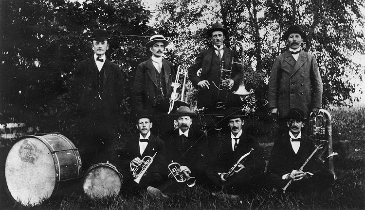 Grubbe hornmusikkår 1907. Bland musikanterna mö...