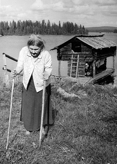 91-åriga Maria Tomasson på barfotapromenad. Den...