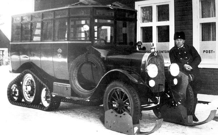 Chaufför Olof Renman. Postbuss med styrmede.