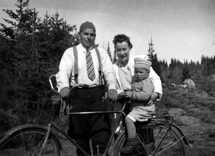 Från vänster: Albin Andersson, född 1902 från Y...