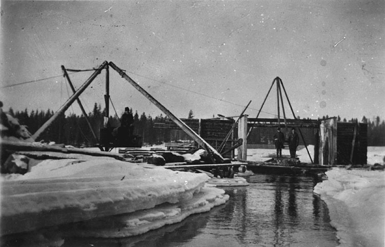 Slussbygge omkring 1938, uppströms Vindelns kva...