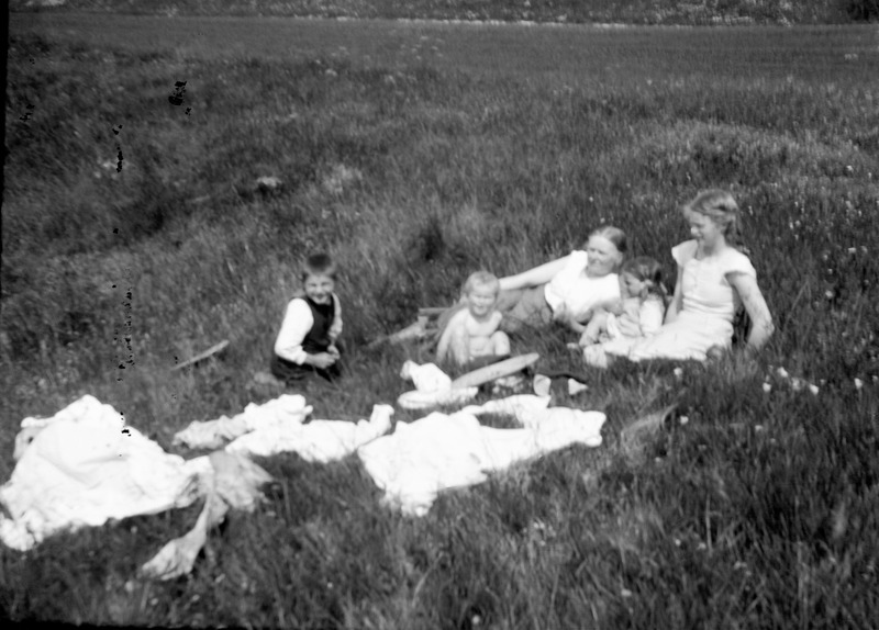 Agnes Stenberg tillsammans med barn i gräset. R...