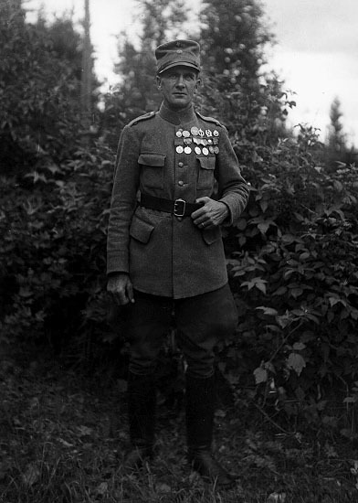 Axel Åström, Bygdsiljum, med sina medaljer.